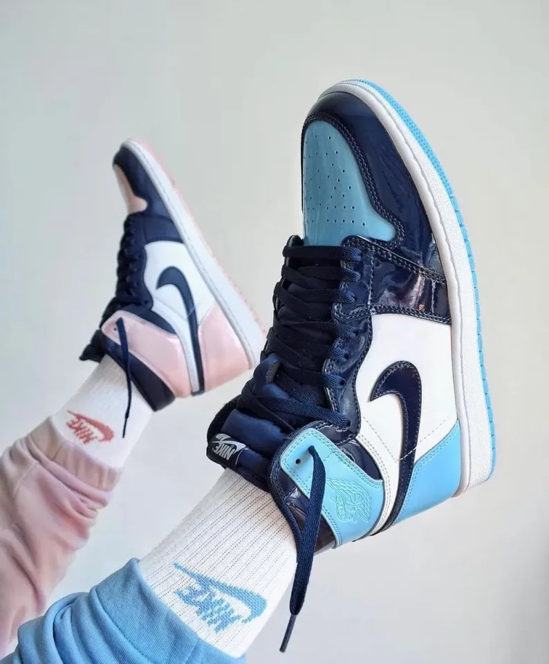 AIR JORDAN 1 RETRO HIGH OG “BLUE CHILL” OBSIDIAN/BLUE CHILL-WHITE · Foto 3 de 7