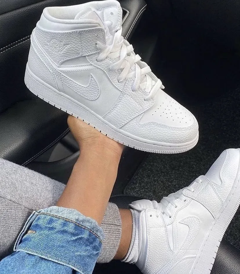 NIKE AIR JORDAN 1 MID TRIPLE WHITE · Foto 3 de 6