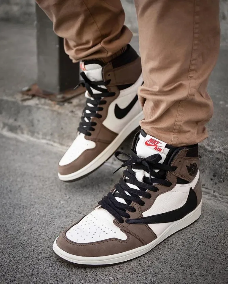 Air Jordan 1 Retro High x TRAVIS SCOTT · Foto 2 de 5