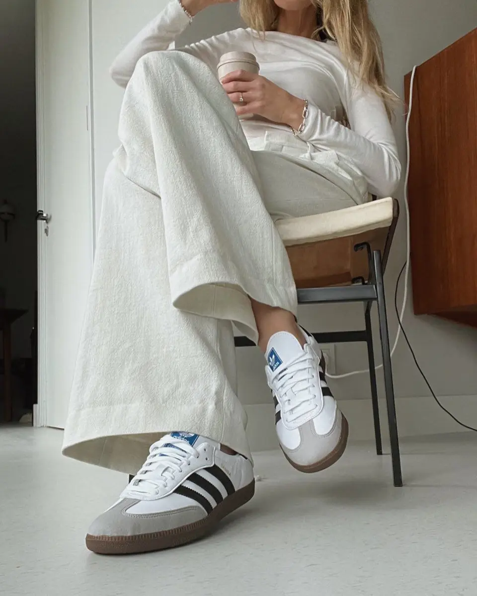 Outfit con Adidas Samba blancas y negras