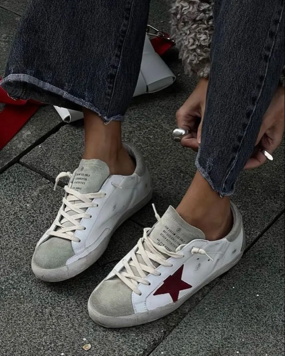 Outfit con Golden Goose blancas
