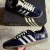 adidas Samba Wales Bonner Navy Croc - Vista lateral
