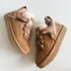 UGG Lowmel Chestnut - Vista lateral